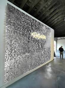 Fondo de pared con brillos plateados de lentejuelas 24 piezas/12 piezas, fondos de lentejuelas cuadradas para fiestas de cumpleaños, bodas, compromisos, aniversarios, eventos y decoraciones del hogar. Decoraciones de panel de fondo con brillo para bodas, cumpleaños, aniversarios y compromisos - plata - Ver 1