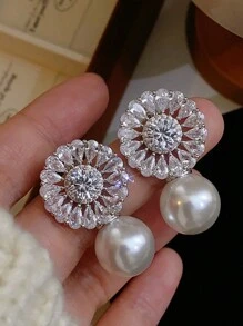 一對精美的女士時尚假珍珠鑲嵌白色鋯石耳環