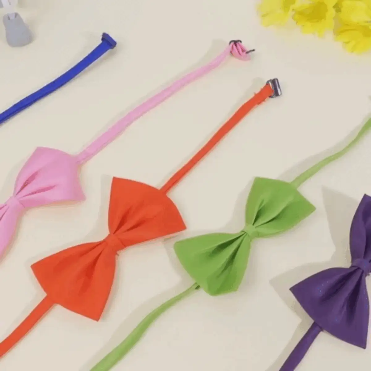 1入組可調節寵物蝴蝶領結頸圈，適用於小型和中型狗和貓-為您的毛茸茸的朋友提供時尚舒適的配件。適用於情侶、感恩節、聖誕節、新年、萬聖節、情人節、生日禮物、女士男士皆宜的情侶禮物