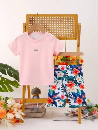 少女夏季粉紅色T恤和短褲套裝，印花T恤搭配熱壓花和多彩數字印花花朵，適合戶外休閒裝