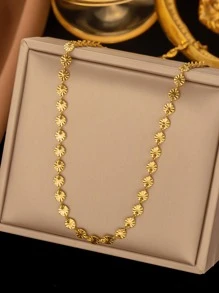 Un elegante y minimalista collar de disco circular de acero inoxidable con diseño de copo de nieve chapado en oro de 18K, adecuado para uso diario o fiestas de damas o como regalo para el Día de las Madres