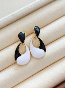 1對簡約百搭黑白水滴形耳環，適合女性在任何場合佩戴