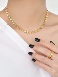 Un elegante y minimalista collar de disco circular de acero inoxidable con diseño de copo de nieve chapado en oro de 18K, adecuado para uso diario o fiestas de damas o como regalo para el Día de las Madres