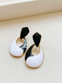 1對簡約百搭黑白水滴形耳環，適合女性在任何場合佩戴