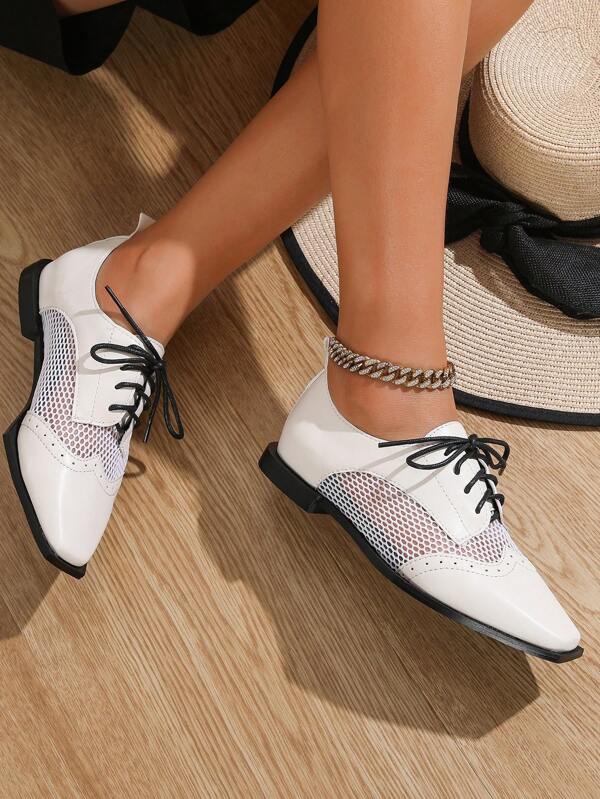 Scarpe basse quadrate per le donne in stile britannico vintage con lacci in pizzo traspirante colore bianco