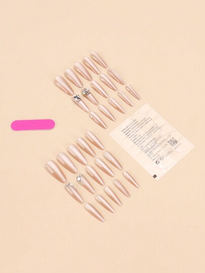 見た目を一瞬でアップグレード！シンプルなヌードカラーと輝くダイヤモンドデコレーションが美しいアーモンド型の假爪が30本入ったフルセット。ジェリージェル1つとネイルファイル1つが含まれます。パーティーやダンス、日常着用に適しており、繰り返し使えます。