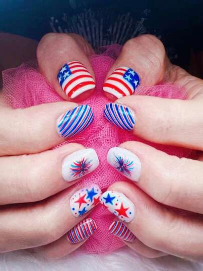 愛国的デザインが施されたロングアーモンド型の3Dペイントネイルチップ 24個セット、ジェリージェル1個とネイルファイル1個を含み、独立記念日にヨーロッパとアメリカの女性や女の子が着用するのに非常にクリエイティブで個性的