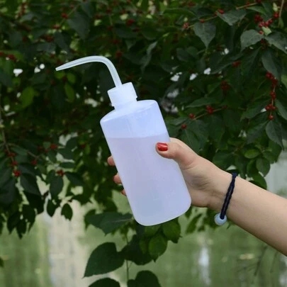 1个500毫升浇水壶，适用于圣诞树、室内植物、多肉植物、仙人掌等。塑料材质，带刻度，挤压式设计，是浇灌室内植物和花卉的理想之选，也是生日、毕业、圣诞节、冬季房间装饰和家居圣诞礼物的完美选择。