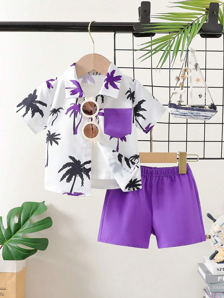 Conjunto infantil masculino com camisa de gola alta, bolso e estampa de coqueiro, combinada com shorts lisos. Conjunto casual de 2 peças estilo praia para meninos, ideal para o dia a dia na primavera/verão, viagens e brincadeiras ao ar livre. - Roxa - Ver 1