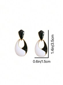 1對簡約百搭黑白水滴形耳環，適合女性在任何場合佩戴