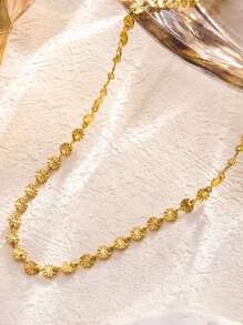 Un elegante y minimalista collar de disco circular de acero inoxidable con diseño de copo de nieve chapado en oro de 18K, adecuado para uso diario o fiestas de damas o como regalo para el Día de las Madres