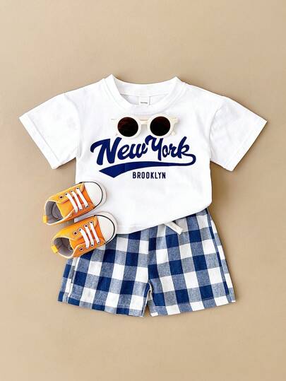 2 件装男婴字母印花短袖 T 恤和格子短裤套装，夏季