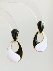 1對簡約百搭黑白水滴形耳環，適合女性在任何場合佩戴