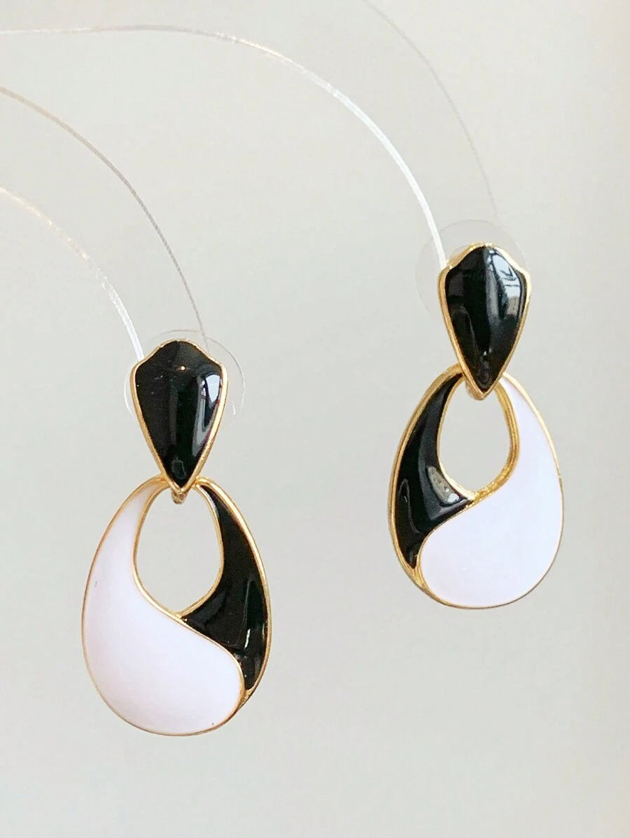 1對簡約百搭黑白水滴形耳環，適合女性在任何場合佩戴