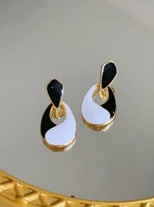 1對簡約百搭黑白水滴形耳環，適合女性在任何場合佩戴