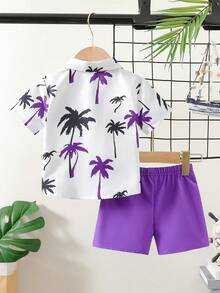 Conjunto infantil masculino com camisa de gola alta, bolso e estampa de coqueiro, combinada com shorts lisos. Conjunto casual de 2 peças estilo praia para meninos, ideal para o dia a dia na primavera/verão, viagens e brincadeiras ao ar livre. - Roxa - Ver 3