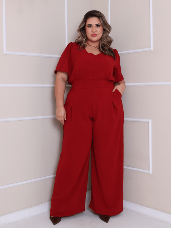 Macacão Decote V Acinturado Plus Size Acinturado Calça Pantalona com Bolsos e Prega Discreto Casual Moda Evangélica Elegante Confortável Soltinho | Curve | Wide Leg
