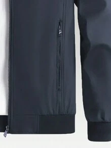 Giacca da uomo perfetta per l'aperto con tasche e orli e polsini con costine per tenere fuori l'aria fredda. Giacca sportiva da uomo per esterni, modello di moda, comoda per l'estate e in palestra