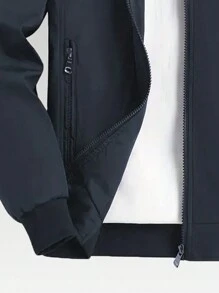 Giacca da uomo perfetta per l'aperto con tasche e orli e polsini con costine per tenere fuori l'aria fredda. Giacca sportiva da uomo per esterni, modello di moda, comoda per l'estate e in palestra