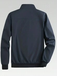 Giacca da uomo perfetta per l'aperto con tasche e orli e polsini con costine per tenere fuori l'aria fredda. Giacca sportiva da uomo per esterni, modello di moda, comoda per l'estate e in palestra