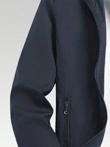 Giacca da uomo perfetta per l'aperto con tasche e orli e polsini con costine per tenere fuori l'aria fredda. Giacca sportiva da uomo per esterni, modello di moda, comoda per l'estate e in palestra
