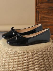 Chaussures noires casual de bureau à enfiler élégantes et haut de gamme pour femmes, avec décoration boucle rouge, bout carré confortable en beige, blanc et noir, pour vacances, voyages, automne, fêtes en rose, vert menthe et bordeaux