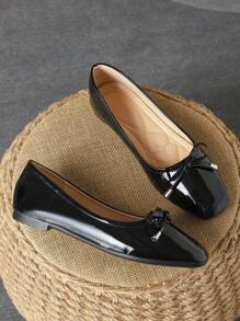 Chaussures noires casual de bureau à enfiler élégantes et haut de gamme pour femmes, avec décoration boucle rouge, bout carré confortable en beige, blanc et noir, pour vacances, voyages, automne, fêtes en rose, vert menthe et bordeaux