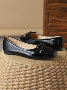 Chaussures noires casual de bureau à enfiler élégantes et haut de gamme pour femmes, avec décoration boucle rouge, bout carré confortable en beige, blanc et noir, pour vacances, voyages, automne, fêtes en rose, vert menthe et bordeaux