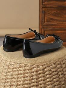 Chaussures noires casual de bureau à enfiler élégantes et haut de gamme pour femmes, avec décoration boucle rouge, bout carré confortable en beige, blanc et noir, pour vacances, voyages, automne, fêtes en rose, vert menthe et bordeaux