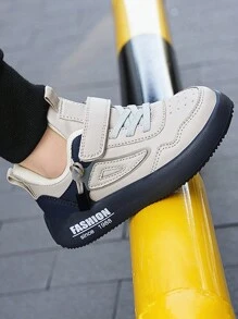 Un par de zapatillas deportivas para niños, zapatos de goma para niños pequeños, zapatillas de slip-on para niños, zapatos para niños, zapatos lindos para niños, zapatos deportivos para niños, zapatos de color azul cielo para niños, zapatillas deportivas para niños, mocasines para correr para niños jóvenes