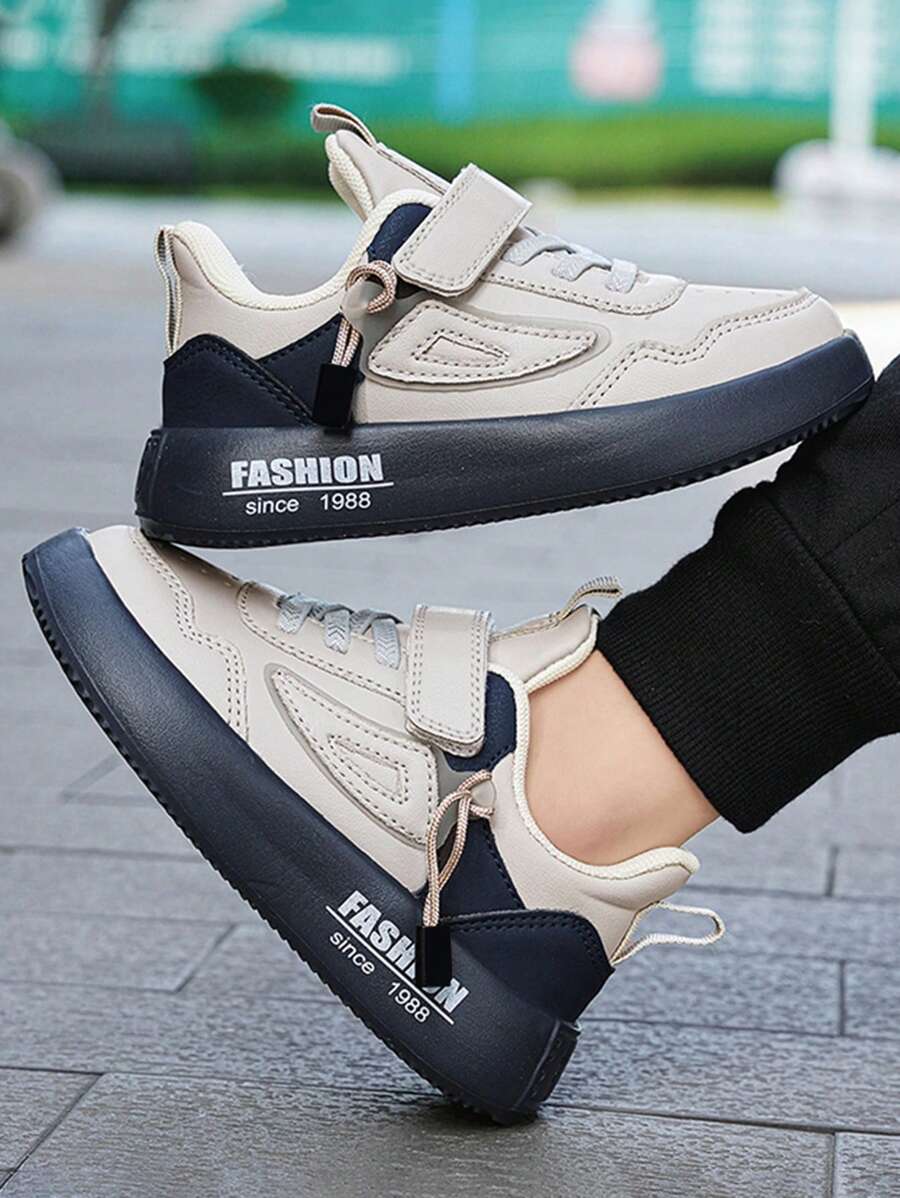 Un par de zapatillas deportivas para niños, zapatos de goma para niños pequeños, zapatillas de slip-on para niños, zapatos para niños, zapatos lindos para niños, zapatos deportivos para niños, zapatos de color azul cielo para niños, zapatillas deportivas para niños, mocasines para correr para niños jóvenes