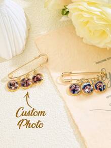 1 chiếc Ghim cài áo cưới tùy chỉnh, Ghim cài ve áo có ảnh tùy chỉnh, Bùa bó hoa cô dâu được cá nhân hóa Ghim cài ảnh tốt nghiệp kỷ niệm tùy chỉnh, Ghim tưởng niệm áo choàng tốt nghiệp, Bùa kỷ niệm đám cưới, Ghim tưởng niệm cho chú rể, Ghim cài ve áo tang lễ Charm Ảnh cô dâu cá nhân Quà tặng kỷ niệm đám cưới cho cô dâu và chú rể Huy hiệu ảnh tùy chỉnh/Pin cưới/Quà tặng người thân yêu dành cho cô ấy/Anh ấy Quà tặng cho chị gái/anh trai Quà tặng cho vợ/chồng Quà tặng cho bạn gái/bạn trai quà cưới/Quà tặng tốt nghiệp - Nhiều màu - Xem 1