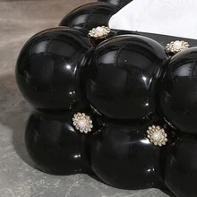 1入組雲狀設計配有紙巾盒和小花瓶裝飾。採用加厚ABS塑料材料製成，內部配有彈簧，拉起方便舒適。適用於客廳、臥室、辦公室裝飾，也可作為送給家人和朋友的禮物