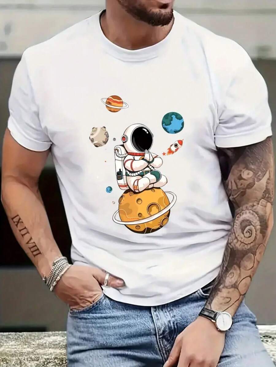 Camiseta con estampado de astronauta de dibujos animados y planetas, camiseta informal de cuello redondo y estilo callejero para hombres, elástica, para el verano - Blanco - Ver 1