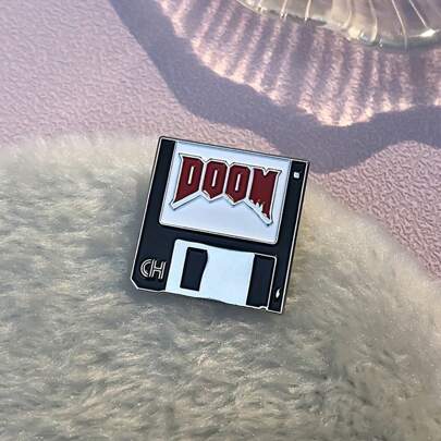 末日游戏软盘射击游戏胸针翻领背包徽章，男士适用，是理想的礼物选择，可别在衣服、包包上，也可作为学校、Kpop、教师用品、可爱办公配饰、衬衫、夹克、珠宝、圣诞节、万圣节、秋冬季配饰，适合青少年、青年、男士，休闲、户外、运动、度假、毕业礼物、生日、日常佩戴，趣味教师礼物、男士礼物、包包别针。