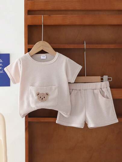 Conjunto de shorts de manga curta com patchwork de desenhos animados de verão para bebês meninos com grande bolso e grade de waffle