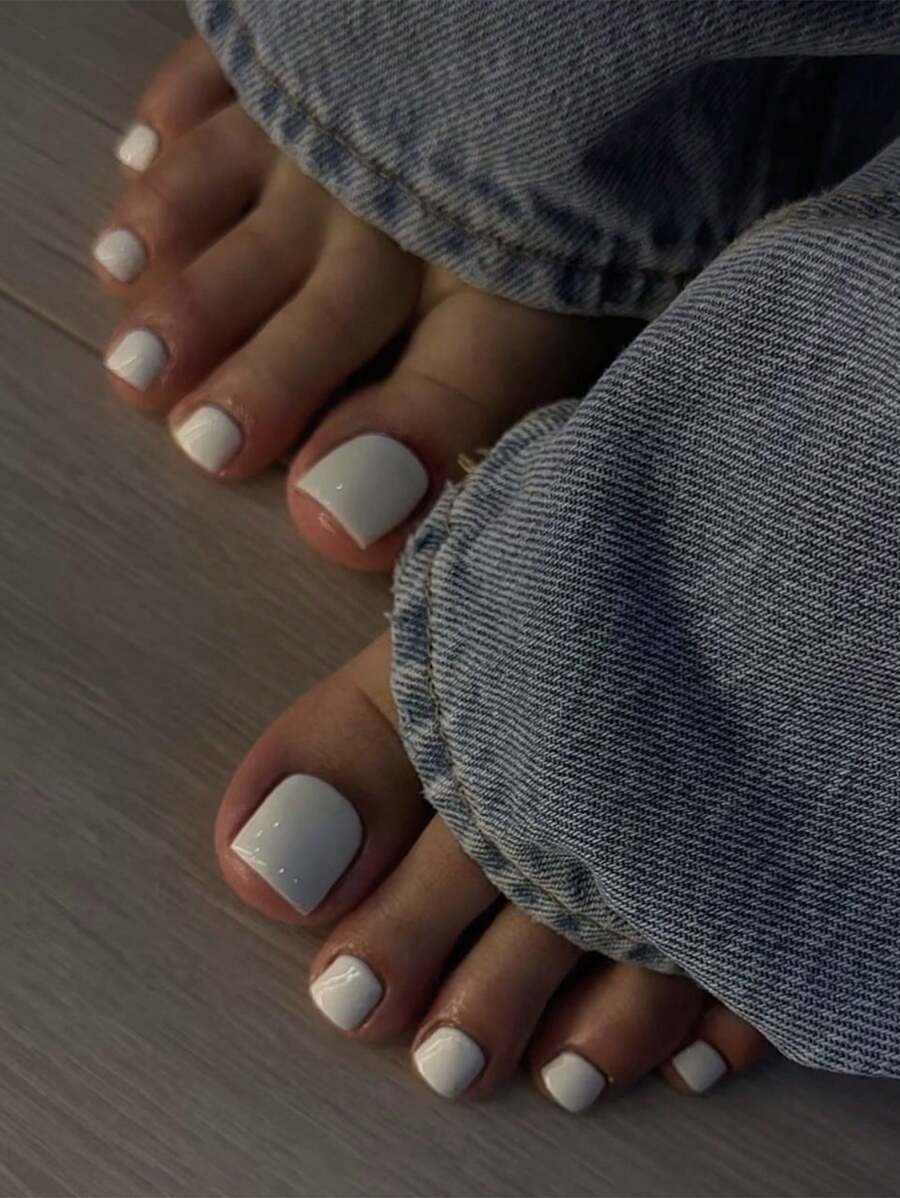 24 piezas de uñas de los pies cuadradas blancas falsas, con prensado y de acrílico cortas, lindas uñas de los pies falsas de cobertura total artificiales con revestimiento UV para mujeres y niñas. (1 lima y 1 pegamento en gel incluidos) Suministros para uñas uñas falsas uña falsa uña acrílica