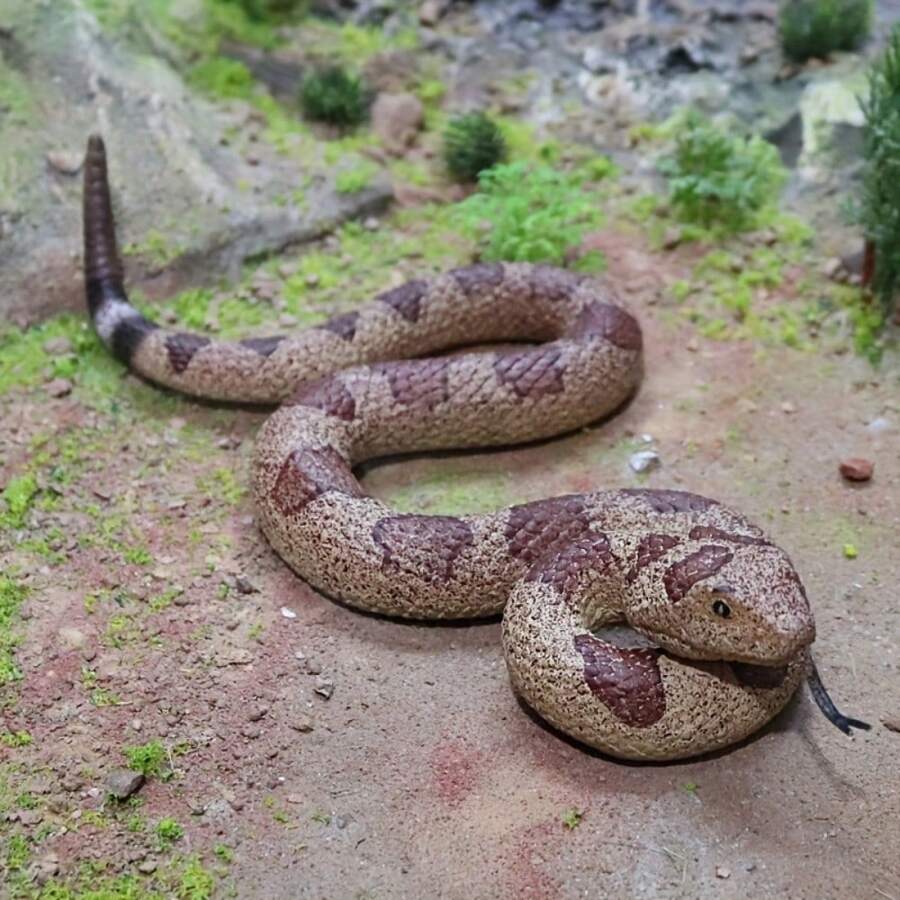 1Pc Realistic Fake Snakes Toy, Soft Rubber Snake Figure Garden Snake, Scare Birds And Squirrels Python Action Model Snake Toy Figurines Halloween Prank Props - Brown - View 1