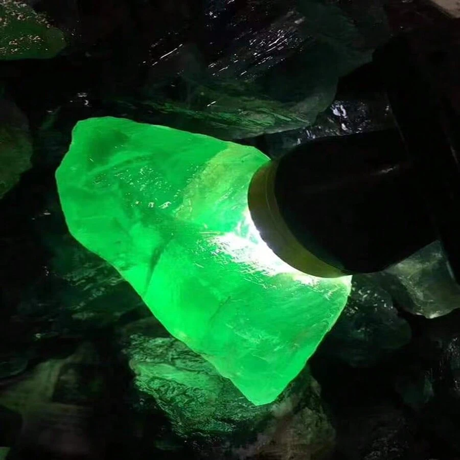 1pc 3-5cm Natural Crystal Green Fluorite Ore As Fish Tank Stone, Fragrant Diffuser, Home Decor - Green - View 1