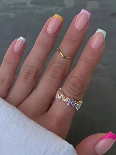 フレンチレインボーグラデーションボーダー付きのクリームマカロンカラーの中間長の假爪24個+ ゼリージェル 1個+ ネイルファイル 1個セット、フレッシュでミニマリストなスタイル