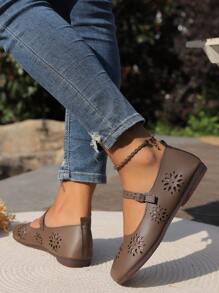 Zapatos de madre con estilo literario de baja altura para 2024, tipo slip-on hueco para el verano con hebilla y suela suave cómoda y transpirable en tallas grandes