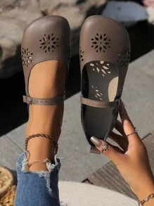 Zapatos de madre con estilo literario de baja altura para 2024, tipo slip-on hueco para el verano con hebilla y suela suave cómoda y transpirable en tallas grandes