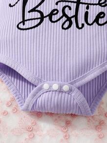 女婴三件套字母印花荷叶边连体衣，含花朵短裤和发带