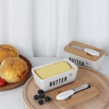 1 Bộ, Đĩa đựng bơ có nắp tre và dao, Đĩa đựng bơ bằng gốm lớn có lớp phủ silicon chất lượng, Lý tưởng để nướng và làm quà tặng trong bếp, Hộp đựng bơ kín khí có nắp đậy để trên mặt bàn hoặc tủ lạnh, Bình đựng bơ có nắp Đồ dùng nhà bếp gia đình - màu đen - Xem 6