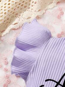 女婴三件套字母印花荷叶边连体衣，含花朵短裤和发带