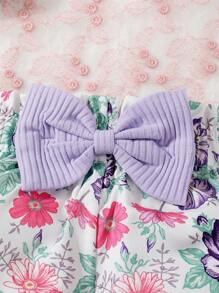 女婴三件套字母印花荷叶边连体衣，含花朵短裤和发带