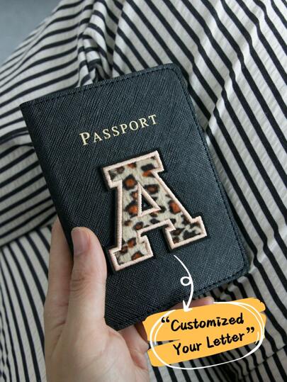 Takeoak Capa de Passaporte Personalizada Customizada com Patch de Letra em Estampa de Leopardo, Capa de Passaporte Personalizada, Porta Passaporte, Carteira de Viagem para Voo, Formatura, Lua de Mel, Intercâmbio, Viagem a Negócios, Leve, À Prova d'Água, Essenciais de Férias, Homens, Mulheres, Estudantes, Dobrável, Funcional, Prática, Portátil, Versátil, Multifuncional, Leve, Colorida, Vintage, Adorável, Fofa, Minimalista, Personalizada, Única, Namorada, Namorado, Família, Amigos, Bolsa de Praia