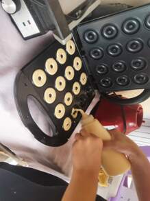 16 Donut Maker, 1400W, Capable Of Baking 16 Small Donuts At The Same Time, With A Non Stick Surface And A Diameter Of About 5CM. It Is A Multifunctional Children's Snack Machine That Can Make Mini Dessert Snacks. It Has Double-Sided Heating, Black Color, And Can Quickly And Evenly Bake In A Few Minutes. It Is Very Suitable For Family Breakfast Machines And Is Plug Type