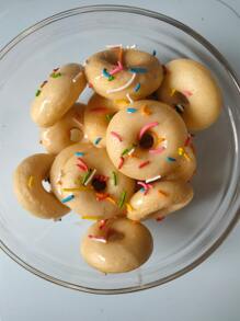 16 Donut Maker, 1400W, Capable Of Baking 16 Small Donuts At The Same Time, With A Non Stick Surface And A Diameter Of About 5CM. It Is A Multifunctional Children's Snack Machine That Can Make Mini Dessert Snacks. It Has Double-Sided Heating, Black Color, And Can Quickly And Evenly Bake In A Few Minutes. It Is Very Suitable For Family Breakfast Machines And Is Plug Type
