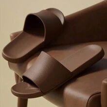 新款时尚 EVA 拖鞋，男女通用情侣仿皮拖鞋，皮革质地柔软，防滑，舒适，适合室内和室外，四季家居拖鞋 - 棕色 - 查看 4